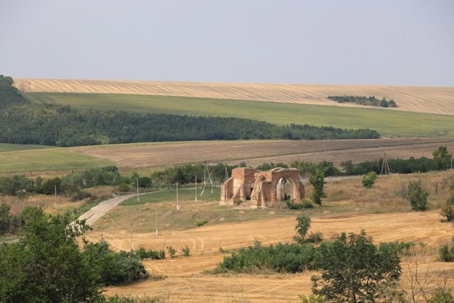 Перешори: руїни церкви серед полів